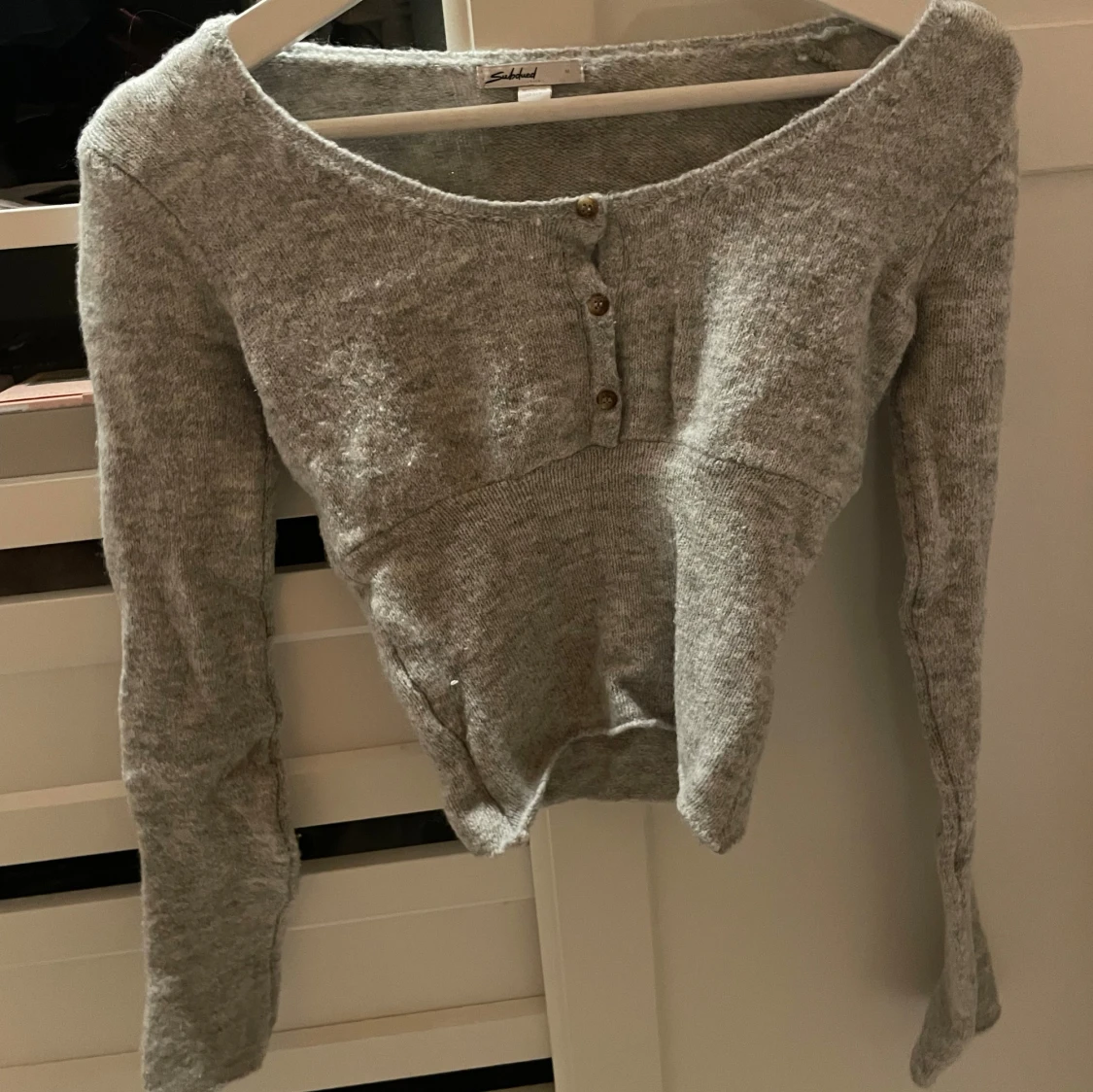 Grå stickad topp från Subdued