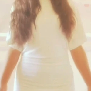 Vit kortärmad bodycon klänning - Säljer en vit, tight bodycon klänning med korta ärmar och rund hals. Klänningen är kort och har en enkel, stilren design som framhäver figuren. Perfekt för dig som gillar minimalistisk och fräsch stil.