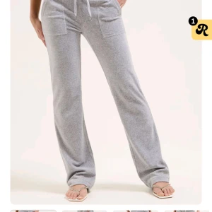 Grå juicy byxor  - juicy byxor i storlek xs, byxorna är uppsydda men är otroligt lätta att lägga ner för att bli normallängd. varan är i mycket bra skick, använda några gånger. pris kan diskuteras💕