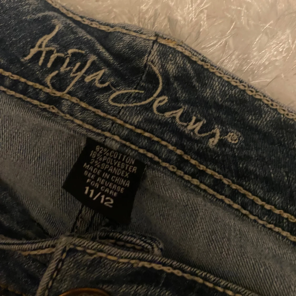 Ariya blå jeans med broderade fickor - 4