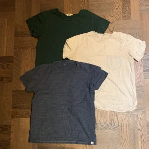 3st t-shirts från Lee i olika färger - Tre feta, stilrena t-shirts från Lee i grön, blå och vitt. Alla har klassisk passform och i storlek M. Gjorda i mjuk bomull. Alla tre för 250, och vid köp av en eller två kan pris diskuteras. Vid andra frågor och funderingar, är det bara att fråga på! 