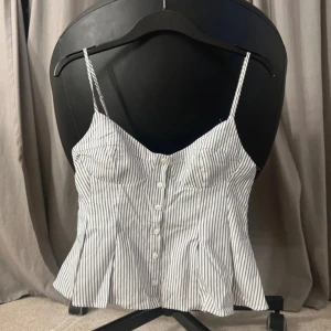 Randigt Zara linne - Fint randigt Zara linne använt en gång, pågrund av lite för liten. Superbra skick. Lapparna finns kvar dock avklippta. 