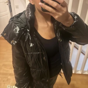 Snygg Calvin Klein vinter jacka !! - Skit snygg vinter jacka från Calvin Klein. Denna jackan är skitsnygg och varm . Jackan är i bra skick och knappt använd då den var för liten på mig🩷🩷