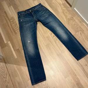 Dondup jeans  - Tjena! Säljer nu as feta Dondup jeans! De är lagade imellan benen, men inget som syns! Pris går att diskutera.                                                                           passar 175-185 cm