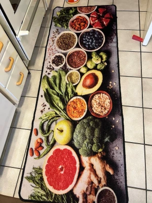 Färgglad köksmatta med matmotiv 180*66 cm - Säljer en lång, rektangulär köksmatta med tryck av olika frukter, grönsaker och nötter i starka färger. Mattan har motiv av bland annat avokado, grapefrukt, blåbär, broccoli och mandlar. Passar perfekt i köket för dig som gillar mat och färg.