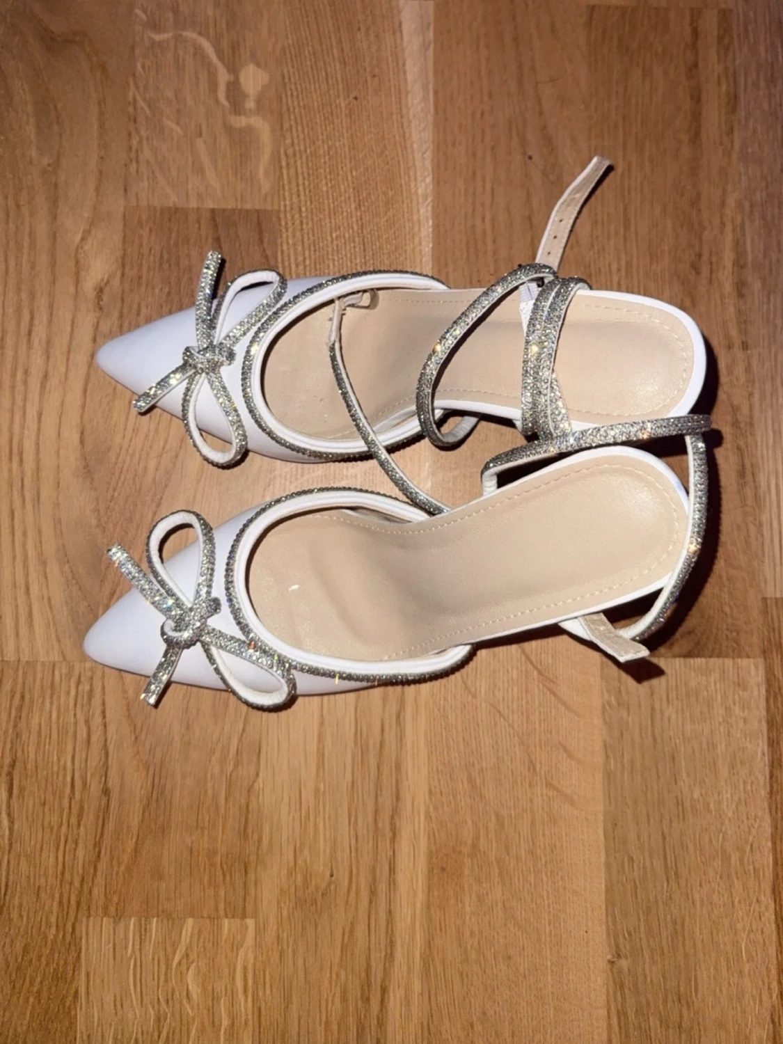 Vita pumps med glitterdetaljer och rosett - 2