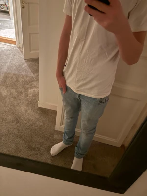 Ljusblå slim jeans från Jacob Cohën - Säljer ett par ljusblå slim jeans från Jacob Cohën. Jeansen har klassisk femficksdesign, silverfärgade nitar och knapp, samt ett blått patch med logga bak. Tillverkade i mjukt denimtyg för en bekväm passform. Perfekta för dig som gillar stilrena och smala jeans.