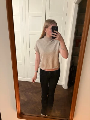 Stickad topp, Kappahl - Säljer min stickade topp ifrån Kappahl. Toppen har halvpolo och är jättemjuk och skön. Säljer då den inte kommer till användning. Använd 1-2 gånger. Hör av er om ni vill ha fler bilder eller undrar något annat!🩷🩷