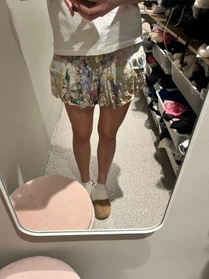 Mönstrade shorts - Säljer mönstrade shorts från Zara i storlek S. De är köpta på Vinted och passade perfekt, men de kommer inte till användning. Hör av er vid frågor!💗