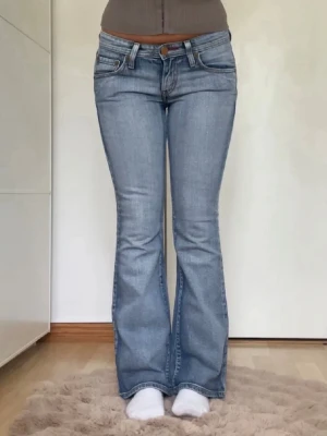 Lågmidjade jeqns - Supersnygga lågmidjade jeans, bra längd på mig som är ca 165 cm💕försöker posta samma dag!