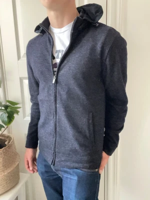Massimo Dutti cardigan  - Massimo Dutti cardigan, en extremt rare och hype Massimo Dutti cardigan. Extremt hög kvalité med otrolig passform. Luvan går att zipa bort, andra resellers säljer denna ofta för runt 1700. Mitt pris 1200 🏆 . Inga defekter! Modellen bär M och är 180 cm 75 kg. Kom med frågor! 🏆