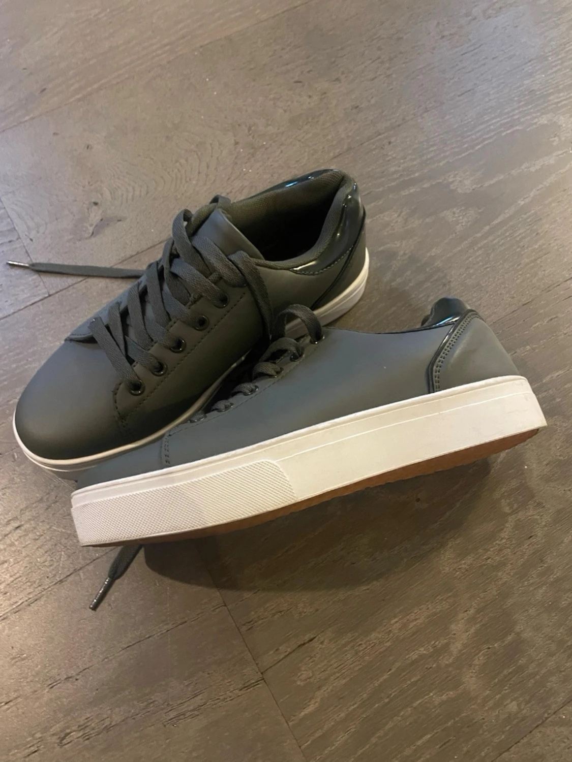 Gråa sneakers med vit sula - 1