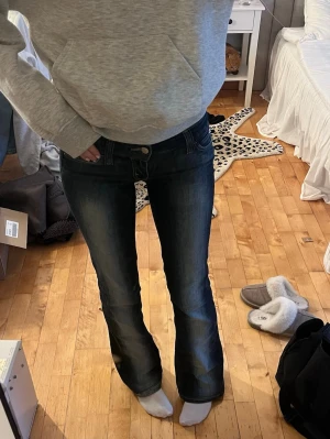 Low waist jeans - Säljer mina lågmidjade jeans ifrån Weekday i storlek W26 L34. Dem är i jättebra skick men de kommer inte till andvändning längre💕