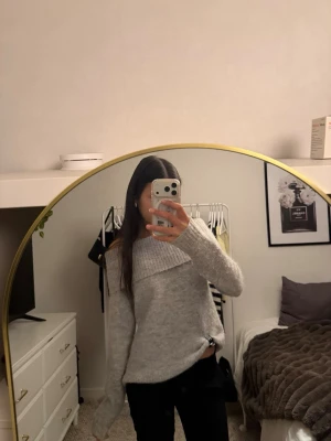 Grå off shoulder stickad tröja - Mysig grå stickad tröja med bred off shoulder-krage och långa ärmar. Tröjan har en avslappnad passform. Från Gina tricot Young storlek 164