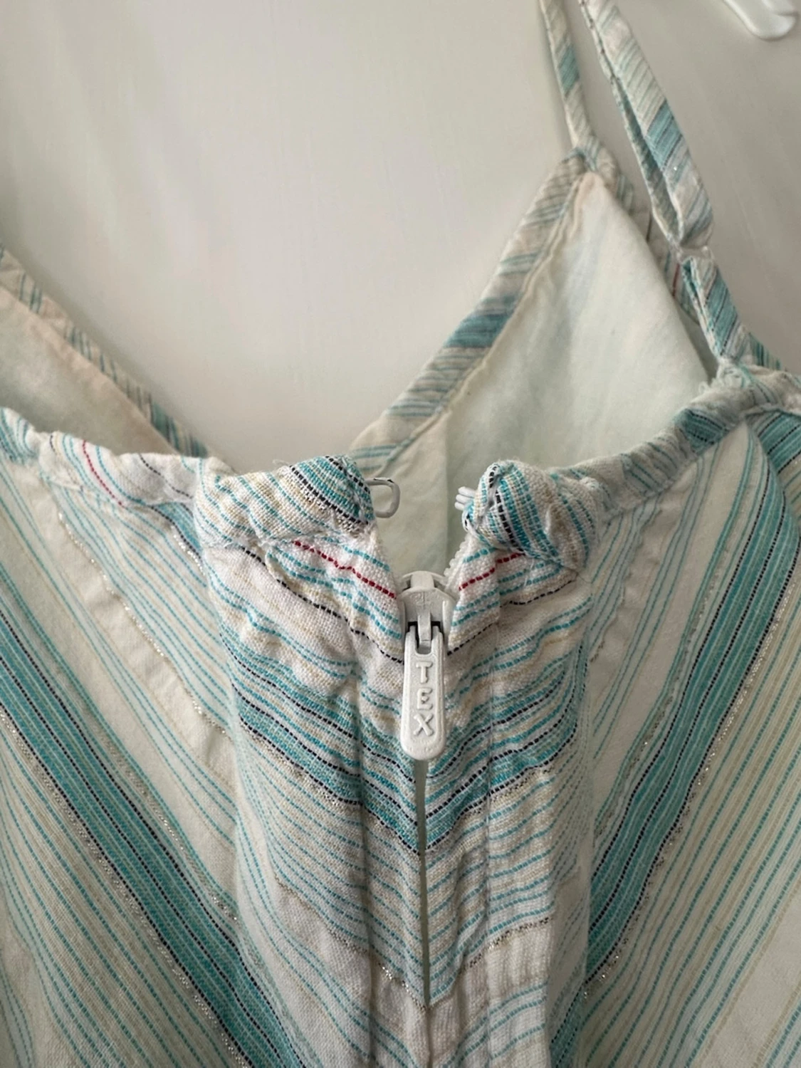 Randig sommarklänning med smala axelband - 3