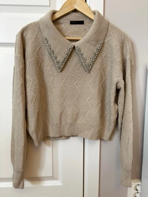 Beige stickad tröja med pärlor - Supersöt beige stickad tröja från Shein🩶