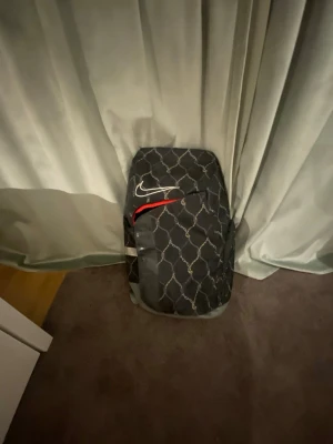 Nike elite bag gen 1 - Elite bag generation 1 som är tyvärr sänder och nu kan inte stängas. Både zippersarna är sönder men det borde inte vara ett problem att fixa den