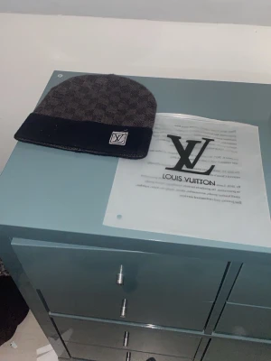 Svart rutig mössa  - Svart rutig mössa