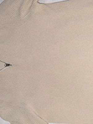 Beige stickad half zip från Zara - Säljer en beige stickad tröja från Zara i storlek M. Tröjan har en snygg half zip-dragkedja vid halsen och är ribbstickad med lång ärm. Perfekt för lager på lager under höst och vinter. Enkel och clean design som passar till allt. Kan diskutera pris. Ny skick använd få gånger 