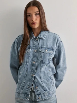 Blå jeansjacka - Säljer denna snygga jeansjacka i storlek M aldrig använd med prislappen kvar på🥰🥰 krav för bilder med den på