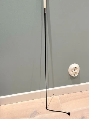 Svart dressyrspö med vitt handtag - Snyggt och stilrent dressyrspö med svart skaft och vitt handtag. Helt oanvänd. 