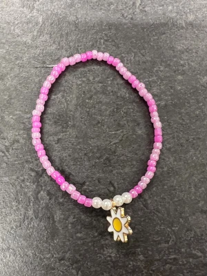 Rosa pärlarmband med blomberlock Storlek S  - Rosa pärlarmband med blomberlock, olika nyanser av rosa 
