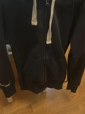 Svart hoodie med dragkedja och huva - Redan paxad!!