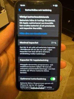 Svart iPhone 11  - Säljer en svart iPhone med modern, slimmad design och rundade kanter. Telefonen har en stor skärm och klassisk Apple-look med metallram och glasbaksida. Perfekt för dig som gillar stilren teknik och vill ha en pålitlig smartphone från Apple. Den har 77 i batteri kapacitet skärmen är repig men den funkar så som den ska och det är inga konstigheter med den