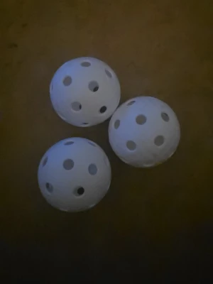 Tre vita innebandybollar - Säljer tre klassiska vita innebandybollar med hål runt om. Perfekta för träning eller spontanspel med kompisarna. Tillverkade i plast och har den typiska runda formen med jämnt fördelade hål.