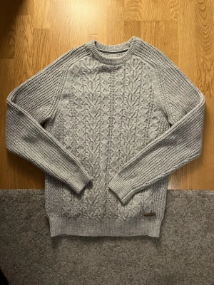 Grå Stickad Tröja - Säljer denna riktigt feta gråa stickad tröja ifrån pier one. Varm och gå och aldrig använd (helt nys). Storlen S