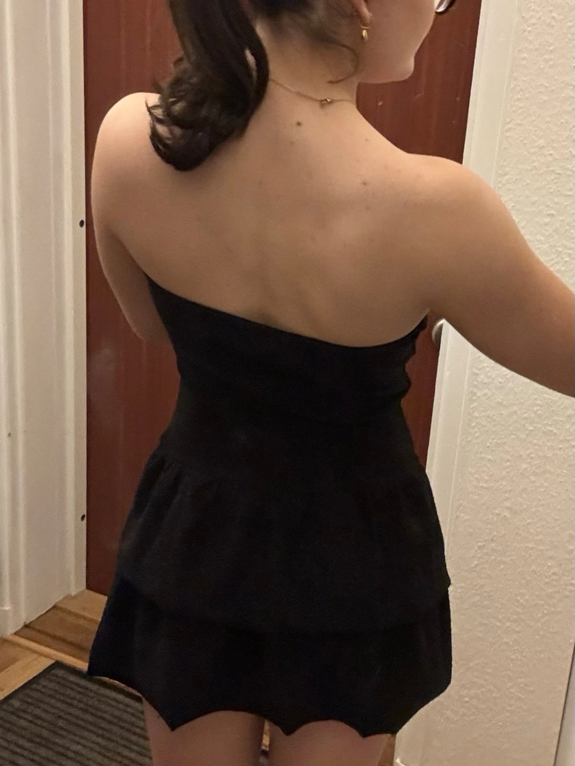 Svart axelbandslös klänning från Missäy - 1