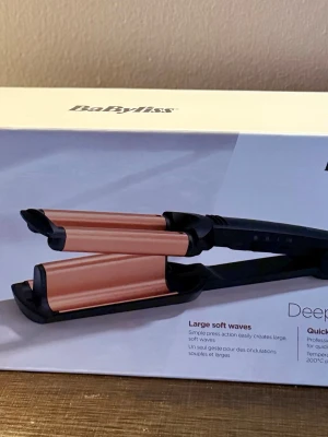 Babyliss Deep Waves vågtång - Babyliss Deep Waves vågtång med svart handtag och kopparfärgade värmeplattor. Perfekt för att skapa stora, mjuka vågor i håret. Professionell värme upp till 200°C och enkel att använda med tydliga reglage på handtaget. Helt ny oöppnad förpackning, köptes två månader sedan för ; 679 kr. 