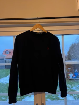 Polo Ralph lauren  - Polo Ralph lauren sweat shirt. Storlek XS. Mörk blå färg. Stilig tröja och ny pris ligger runt 1500. Ställ gärna frågor!