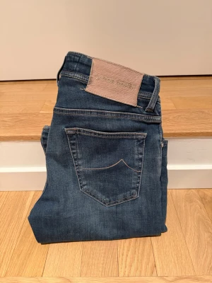Jacob Cohën Nick Slim - Säljer nu dessa fina Jacob Cohën Jeans i strl:W31. Jeansen är i väldigt fint skick men finns en liten flaw längst ner men syns och märks inte. Lätt fixat! Jeansen är självklart äkta! Hör av er vid frågor eller fler bilder! 