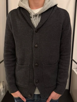 Reiss cardigan - Reiss cardigan - storlek xs - skick 9/10 - killen på bilden är 173 - fler frågor? Kontakta mig