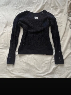 Hollister Abercrombie sweater topp  - super söt stickad tröja med svart knappar på armarna, från märket america today i strl xs (ej hollister eller abercrombie men är en lookalike 💗)  ifall du gillar denna så har jag liknande grejer på min sida med bundle rabatt 💗💗  