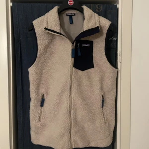 Patagonia Väst - Säljer denna schyssta Patagonia väst då den inte riktigt passar mig, väldigt lite använd. Storlek L  Bara att höra av er vid frågor!