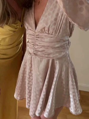 Prickig klänning - Så fin klänning! Storlek 34 🩷  Kontakta vid fler bilder eller frågor!