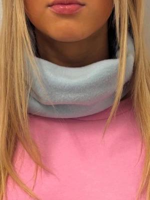 Buff ljusblå - breeze - 🩵❄️🎿ljusblå fleece buff- Breeze. Handgjorda av vårat uf företag - Beyondbuff. Det finns ett begränsat antal så hör gärna av dig innan du köper 🩵Mått: 17 höjd, 27 bredd (rakt över)