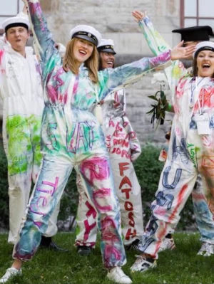 Vit studentoverall one size - Klassisk vit studentoverall från Studentoverall 123 i one size. Perfekt för att måla och dekorera inför studenten. Overallen har dragkedja framtill och är tillverkad i syntetmaterial.