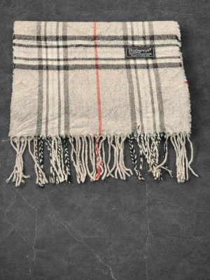 Burberry scarf - Fet grå/vit burberry scarf | Storlek No Size | skicket 9/10 | Äkta? SÅKLART✅️ | Mitt pris 349 klappat å klart | Hör av er vid vidare funderingar, Mvh N.E.F Fashion
