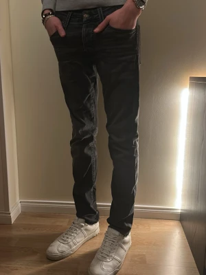 Jack&Jones Jeans Slim Glenn - [Jack&Jones Slim Glenn Jeans] [Skick: 10/10] [Strl:29/32] Hör gärna av dig om du har någon fundering, mvh Edvin💫 Pris är diskuterbart