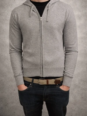 Grå kashmire fullzip från John Henric  - Storlek S men den har krymt till XS.! Snygg grå hoodie med dragkedja framtill och huva med dragsko. Tillverkad i mjukt och stretchigt material som känns skönt mot huden. Ribbade muddar vid ärmslut och nederkant ger en clean look. Perfekt till jeans eller joggers för en avslappnad stil.