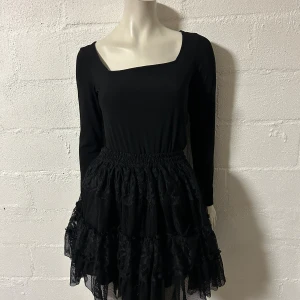 Kjol med resår i midjan. Storlek onesize - Helt ny jättefin svart kjol. Resår i midjan. Storlek onesize,