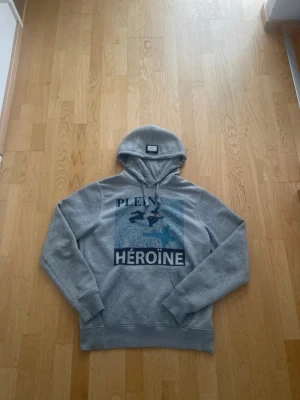 Philipp Plein hoodie - Säljer en Philipp Plein Hildur med en riktigt schysst design. Nån liten skada som ni ser på bilderna, även paletter som trillat av från trycket men ingenting man tänker på. Skriv ifall ni har nån mer fråga!