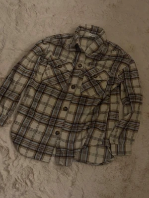 Rutig overshirt från SHEIN🤎🤍 - Snygg rutig overshirt från SHEIN i beige, brunt, beige och blått. Skjortan har klassisk krage, två bröstfickor med lock och knappar framtill. Tillverkad i mjuk bomullsmix och har långa ärmar. Perfekt för lager på lager och en chill look!🤎