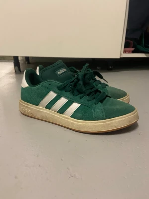 Gröna adidas sneakers i mocka - Säljer min gröna adidas då dom inte används lika mycket längre. Dom är i bra skick och jag kan tvätta sulan innan dom säljs. Påminner väldigt mycket om Campus. 