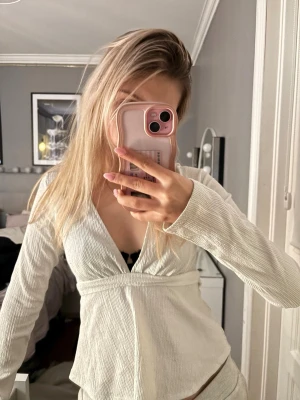 Ribbad omlottopp i vitt och blå  - Säljer båda för 100❤️ om ni vill bara köpa en så får ni kontakta❤️