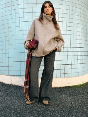 Slutsåld Zara jacka  - Beige jacka med oversized passform och hög krage. Jackan har sned dragkedja, två fickor fram och snygga detaljer vid ärmslut och midja. Helt ny och Prislapp är kvar! Orginalpris 999kr