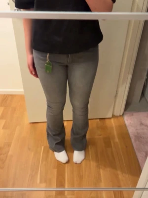 Gråa bootcut jeans - Har använts max 3 ggr och de har inga som helst slitningar längst ner vid byxorna. Det enda tecken på användning är att tre stenar från bakfickorna har åkt av men det är inget märkvärdigt.  Midjan kan justeras